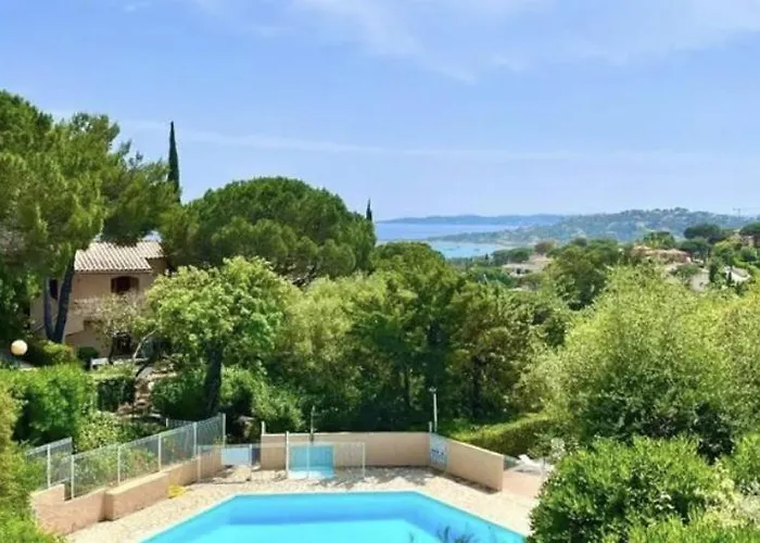 Sm180-305 Maxime Vue T2 Piscine Et Parking Sainte-Maxime